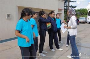  Sarah Ali, l'animatrice de l'atelier de l'Art oratoire avec les participants de l'atelier à l'Institution Sainte Jeanne-Antide  
