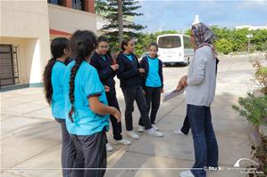  Sarah Ali, l'animatrice de l'atelier de l'Art oratoire avec les participants de l'atelier à l'Institution Sainte Jeanne-Antide  