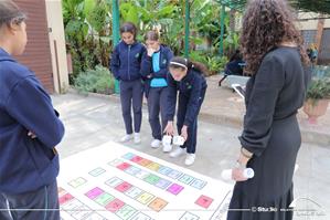 Marina Saleh, l’animatrice de l'atelier de l'Art oratoire avec les participants de l'atelier à l'Institution Sainte Jeanne-Antide