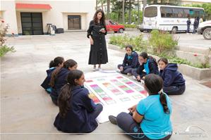 Marina Saleh, l’animatrice de l'atelier de l'Art oratoire avec les participants de l'atelier à l'Institution Sainte Jeanne-Antide