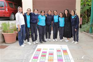  Marina Saleh et Sarah Ali, les animatrices de l'atelier de l'Art oratoire avec les participants de l'atelier à l'Institution Sainte Jeanne-Antide