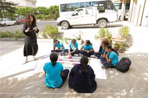  Marina Saleh, l’animatrice de l'atelier de l'Art oratoire avec les participants de l'atelier à l'Institution Sainte Jeanne-Antide