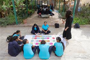  Marina Saleh, l’animatrice de l'atelier de l'Art oratoire avec les participants de l'atelier à l'Institution Sainte Jeanne-Antide