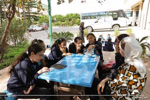 Heba Elghetany, l’animatrice de l'atelier de l'Art oratoire avec les participants de l'atelier à l'Institution Sainte Jeanne-Antide