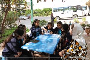 Heba Elghetany, l’animatrice de l'atelier de l'Art oratoire avec les participants de l'atelier à l'Institution Sainte Jeanne-Antide
