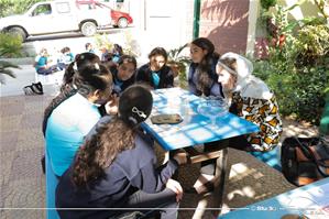 Heba Elghetany, l’animatrice de l'atelier de l'Art oratoire avec les participants de l'atelier à l'Institution Sainte Jeanne-Antide