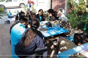 Heba Elghetany, l’animatrice de l'atelier de l'Art oratoire avec les participants de l'atelier à l'Institution Sainte Jeanne-Antide