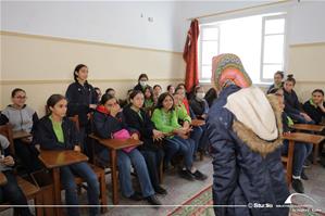 <p style="margin-left:-49.5pt">                      Présentation des 10 mots de la caravane par Sara Hamza à l'école Girard