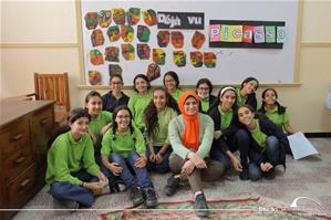 Photo de groupe avec Sara Zoheir, l'animatrice de l'atelier à l'école Girard