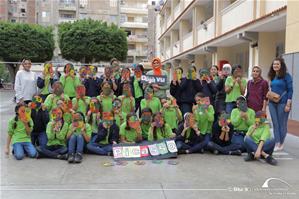 Photo de groupe avec Sara Zoheir, l'animatrice de l'atelier à l'école Girard