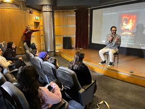 Les lauréates lors de la conférence avec M. Mahmoud Mahmoud, Metteur en scène du film "Casting film Youssef Chahine"