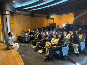 Les lauréates lors de la conférence avec M. Mahmoud Mahmoud, Metteur en scène du film "Casting film Youssef Chahine"