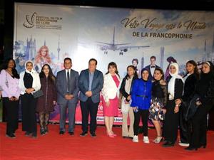  Les lauréates avec Dr Yasser Moheb, Président du festival et Dr Atef Abdellatif; Chef de l'entreprise "Travellers Media Production", une des sponsors du festival  