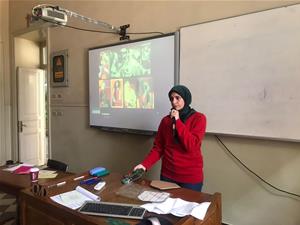Sara Zoheir, l'animatrice de l'atelier au Collège de la Mère de Dieu