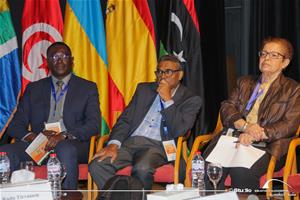 De gauche à droite : M. Ribio NZEZA BUNKETI BUSE, Directeur du département Culture à l’Université Senghor, M. Rada Tirvassen, Professeur émérite à l’Université de Pretoria et M<sup>me</sup>. Aïcha Bouabaci, Chercheure, poète, écrivaine et essayiste algérienne