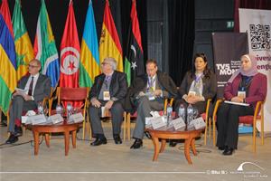 De gauche à droite : M. Thierry Verdel, Recteur de l’Université Senghor à Alexandrie, M. Jean Dominique Assié, Directeur des Campus et des Partenariats à l’Université Senghor, M. Josep Ferré, Directeur Exécutif, Fondation Anna Lindh, M<sup>me</sup>. Abeer El Wakil, Directrice adjointe des relations internationales et Responsable de la Francophonie à l’Université d’Alexandrie et M<sup>me</sup>. Riham Ghaly, Maître de conférences au Département de Langue Française, Faculté de Pédagogie, Université d'Alexandrie