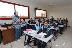  Heba el Ghitany, l'animatrice de l'atelier avec les participants à l’école les yeux d’Égypte