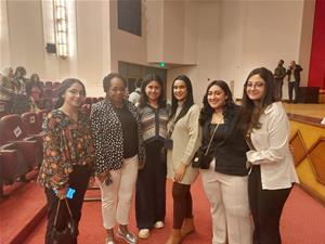  ​Les lauréates de l'atelier avec l'héroine du film " Une mère"