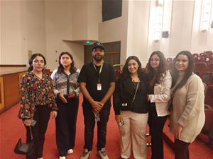  ​Les lauréates de l'atelieravec le réalisateur du film " Une mère"