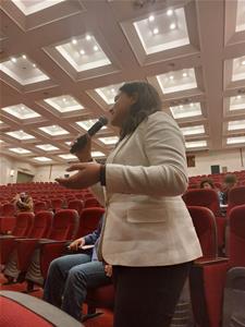 Une des lauréates lors d'un debat avec les réalisateurs