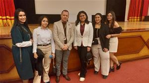 ​Les lauréates de l'atelier lors avec le réalisateur  du film "Tahtuh "