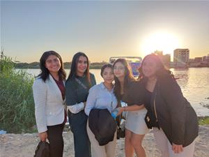 ​Les lauréates de l'atelier lors d'une promenade