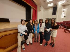 ​Les lauréates de l'atelier lors avec le réalisatrice  du film "Avtona"