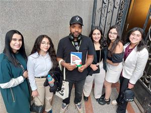 ​Les lauréates de l'atelier lors avec le réalisateur  du film "Une mère "