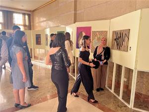  Lors de l'exposition des artistes arabes