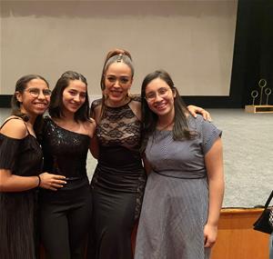 Avec l'atrice du film "Mesh Zayohom"