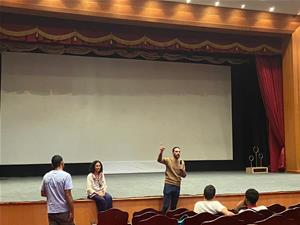  Lors du débat du documentaire "Le tour fastidieux de M"  