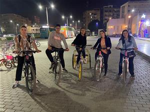 Les lauréats se promènent en vélo