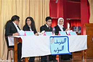  Les débatteurs durant le match