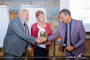  M. Mmdouh El Guingy offre une plaque de reconnaissance à M.Jean Claude Garcia et son épouse Mme Monique