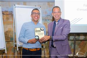 M. Mmdouh El Guingy offre une plaque de reconnaissance à M.Abanoub Mashrky à l'occasion de la journée internationale de prof de français 2023