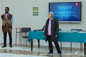   Julien Mendez, l'animateur de l'atelier et Sara Hamza, équipe du CAF