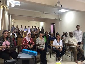 Dr Marwa El Sahn, M<sup>me</sup> Valérie Gerbault et M<sup>me  </sup> Hemat El Cheikh avec les étudiants francophones de l’Université de Louxor