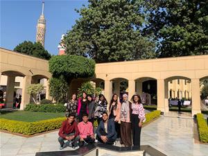 Les lauréats devant la tour du Caire