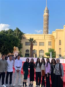 Les lauréats devant la tour du Caire