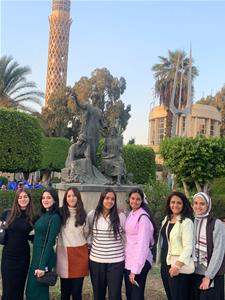 Les lauréats devant la tour du Caire