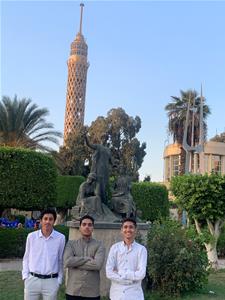 Les lauréats devant la tour du Caire