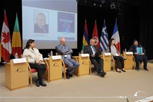 De gauche à droite : Dr Marwa El Sahn, Directrice du Centre d’Activités Francophones (CAF) de la Bibliotheca Alexandrina, M. Thierry Verdel, Recteur de l’Université Senghor, Dr Ahmed Abdullah Zayed, Directeur de la Bibliotheca Alexandrina, Mme Lina Blin, Consule générale de France à Alexandrie et Mme Omneya Shaker, Responsable régionale du numérique, Moyen-Orient, Agence Universitaire de la Francophonie