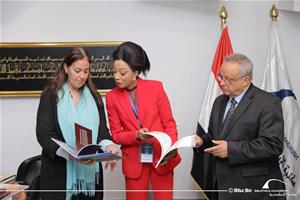 De gauche à droite : Mme Heba ElRafey, chargé des fonctions du directeur du secteur des relations extérieures et des médias, Mme Raïssa Bélinda Ayessa, Directrice générale du Mémorial Pierre Savorgnan de Brazza, République du Congo et Dr Ahmed Abdullah Zayed, Directeur de la Bibliotheca Alexandrina.