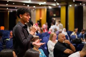 Un des lauréats lors d'un debat avec les réalisateurs