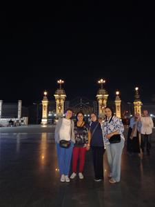 Première journée , de gauche à  droite,M<sup>me</sup> Valerie et Dr Marwa Elsahn avec M<sup>me</sup> Hemat et M<sup>lle</sup> Doha devant la port touristique à Port-Saïd