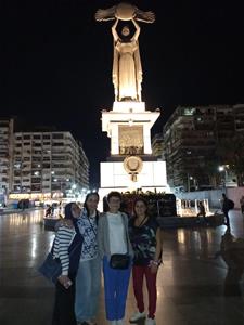 Première journée , de droite à gauche, Dr Marwa Elsahn, La directrice du CAF avec M<sup>me</sup> Valerie,M<sup>me</sup> Hemat et M<sup>lle</sup> Doha devant la statue "OM el donia" à Port-Saïd