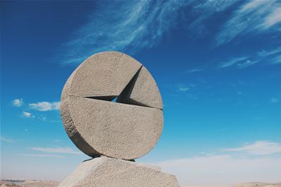 أثناء زيارة سيمبوزيم أسوان الدولى للنحت