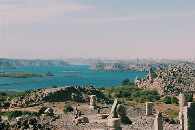 أثناء زيارة سيمبوزيم أسوان الدولى للنحت