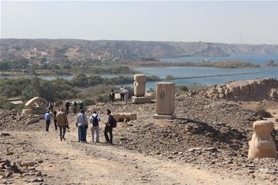 أثناء زيارة سيمبوزيم أسوان الدولى للنحت